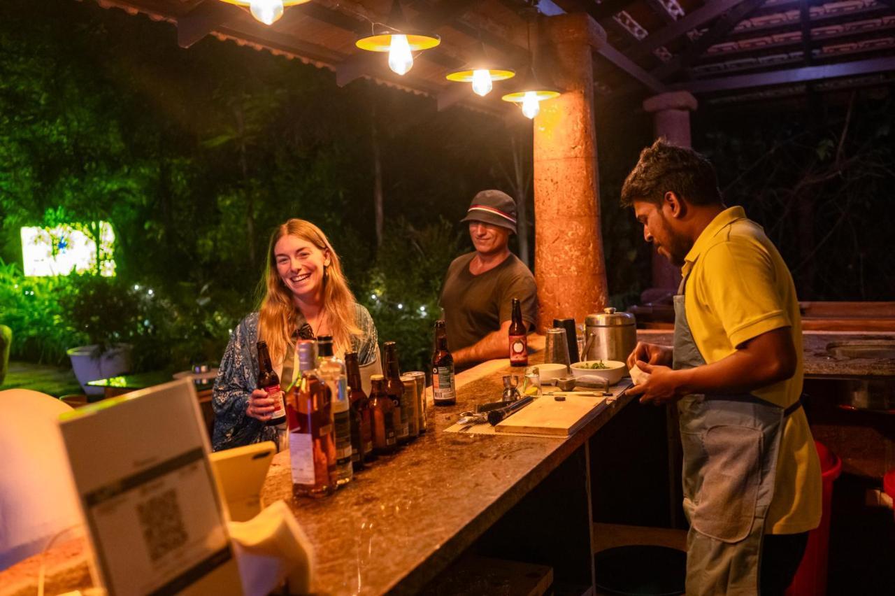 Locomo Boutique, Morjim - Stay Work Eat Buitenkant foto