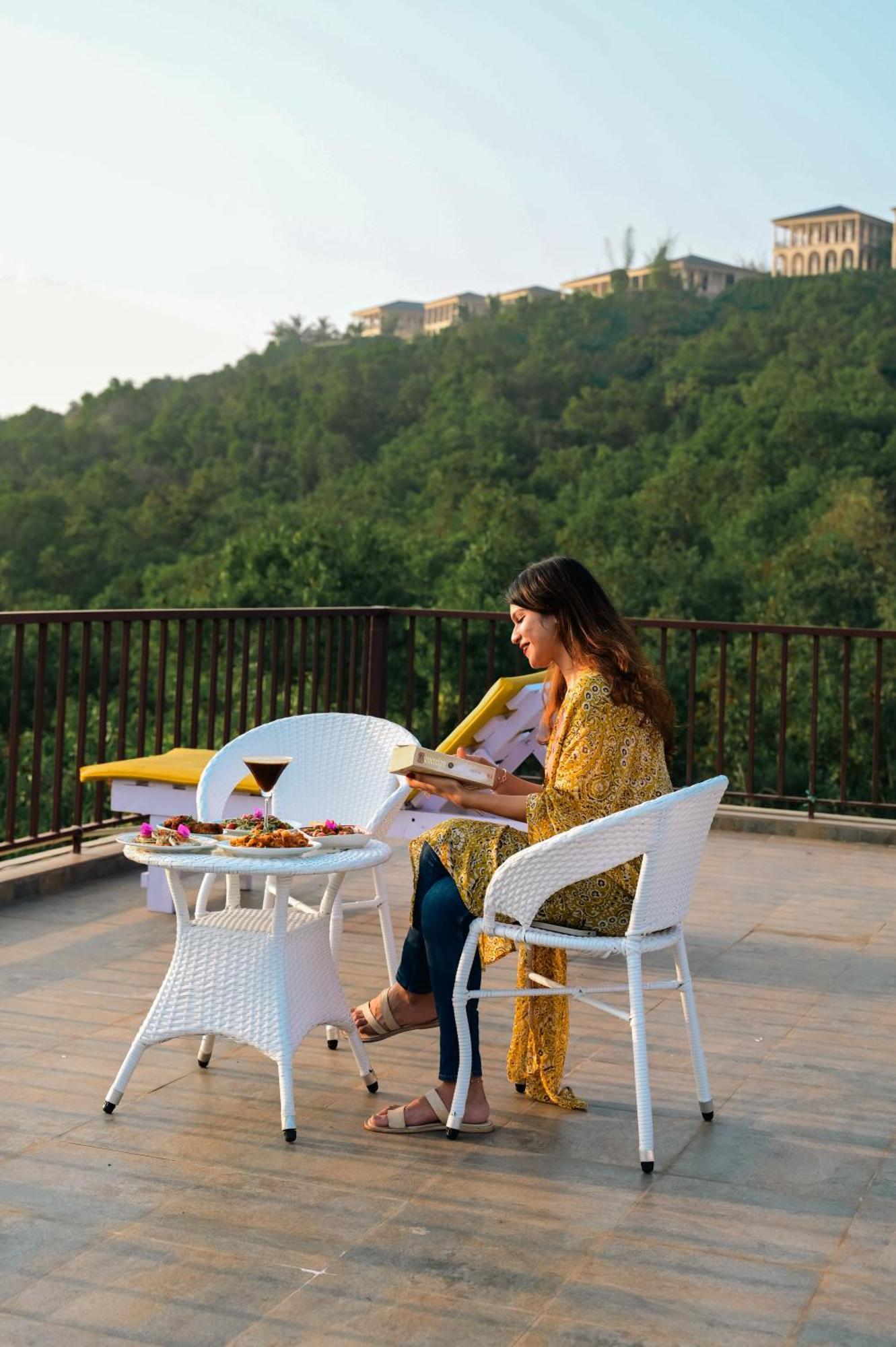 Locomo Boutique, Morjim - Stay Work Eat Buitenkant foto